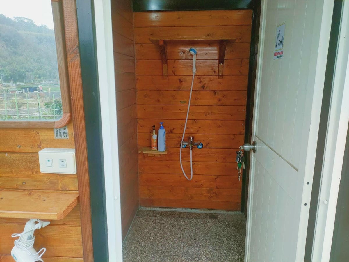 社寮角露營區,淋浴間,淋浴間內部
