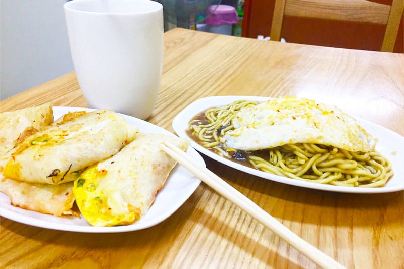 A餐(鐵板麵+蛋、紅茶)配上皮蛋蛋餅 A餐(鐵板麵+蛋、紅茶)配上皮蛋蛋餅