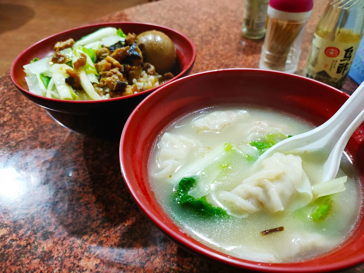 大湖小吃與美食,香菇滷肉飯+餛飩湯 大湖美食推薦,香菇滷肉飯,餛飩湯