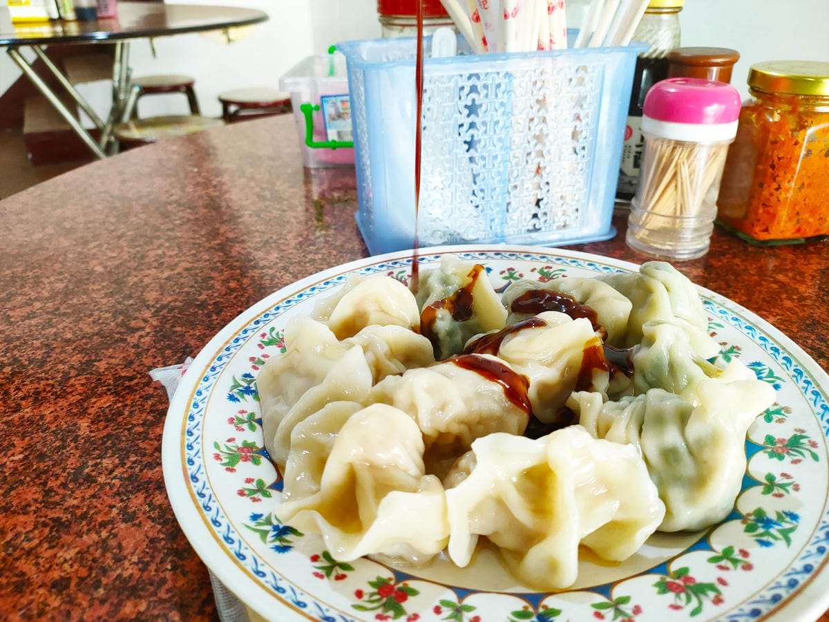 大湖蚵仔麵線的水餃搭配自家醬料,是很推薦的苗栗美食 水餃,大湖蚵仔麵線,自家醬料,推薦苗栗美食