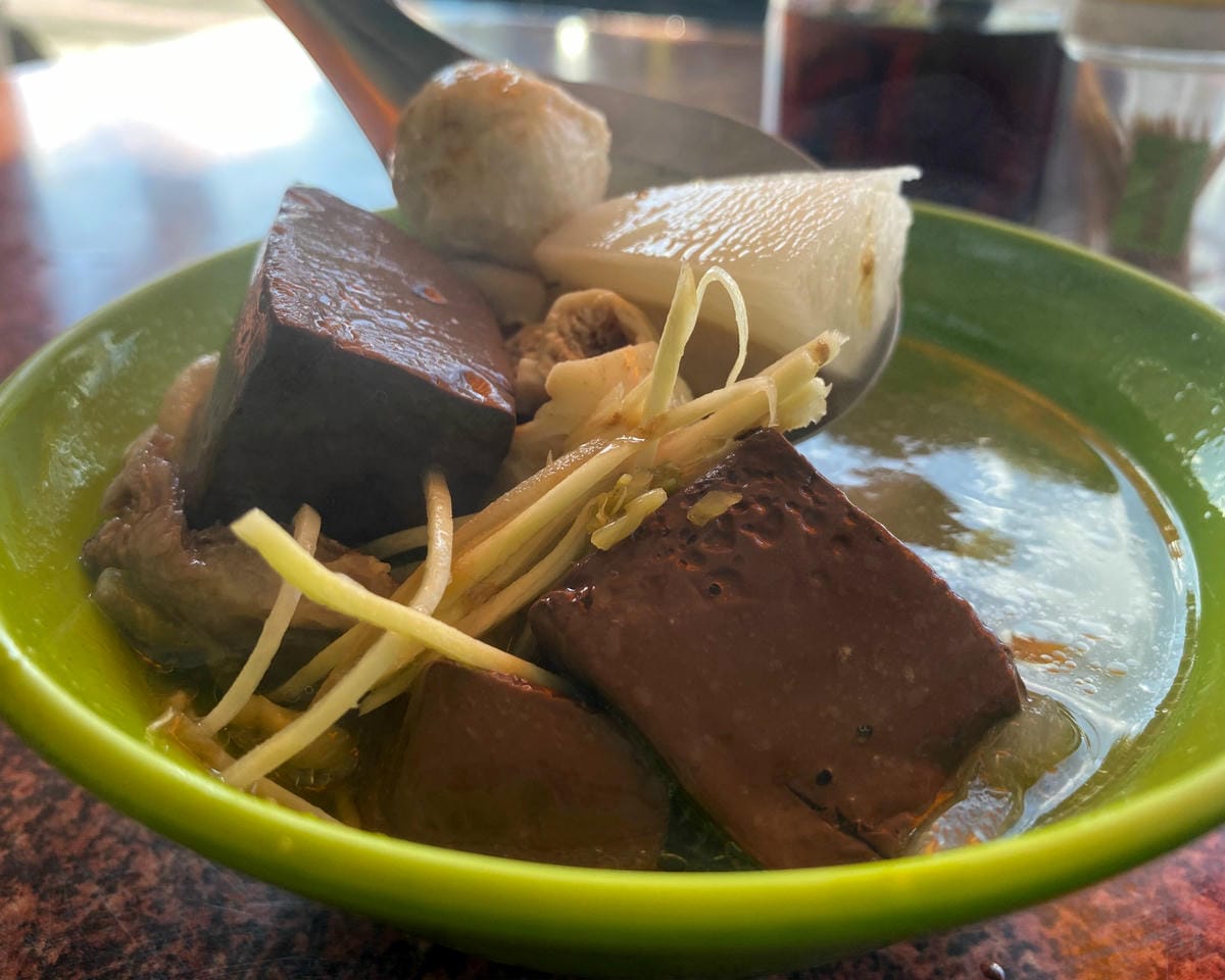 台中爌肉飯,豬血+蘿菠+薑絲,綜合湯頭,爌肉飯搭綜合湯