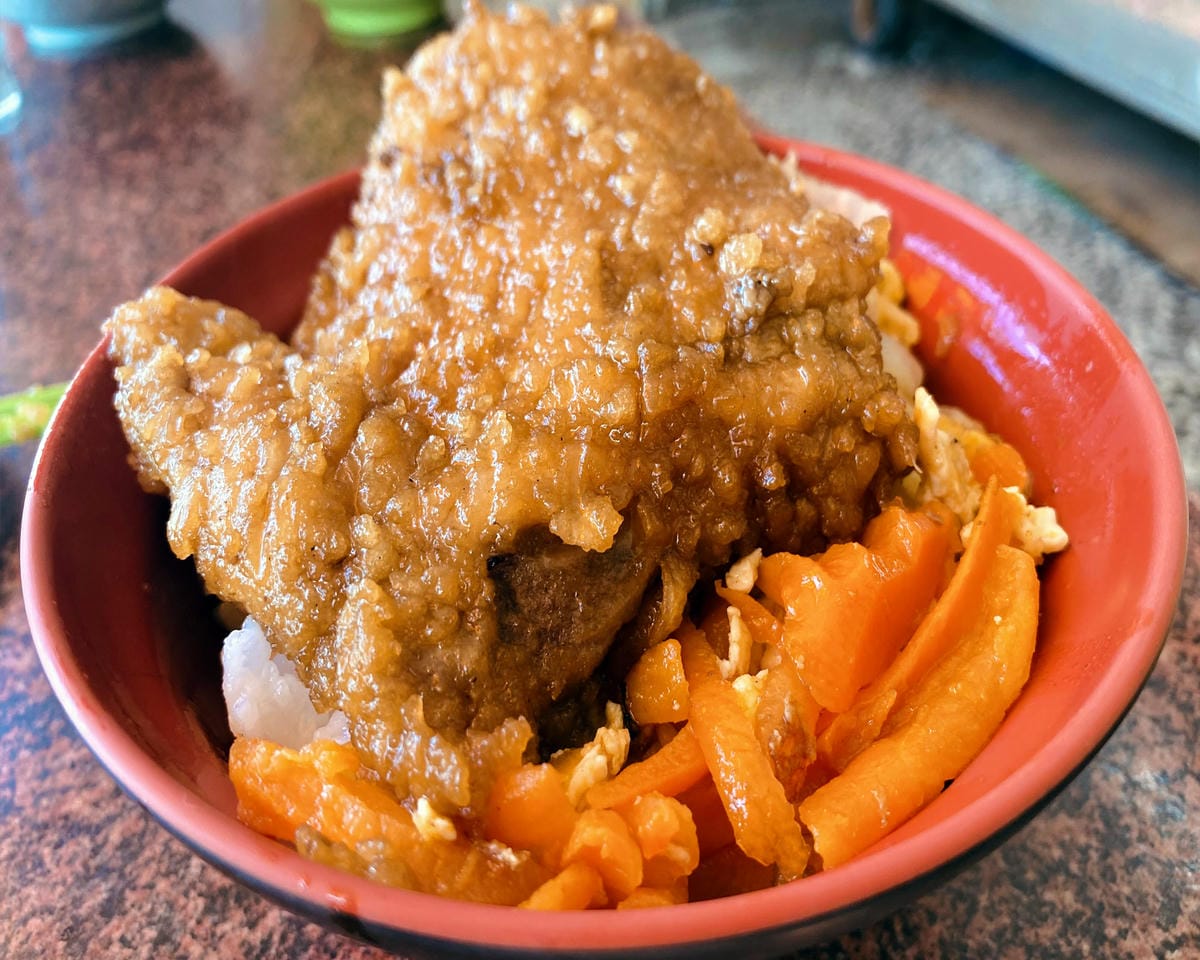 底料豐富的台中排骨飯,航空站爌肉飯招牌,台中中清路美食,排骨飯 底料豐富的台中排骨飯,航空站爌肉飯招牌,台中中清路美食,排骨飯