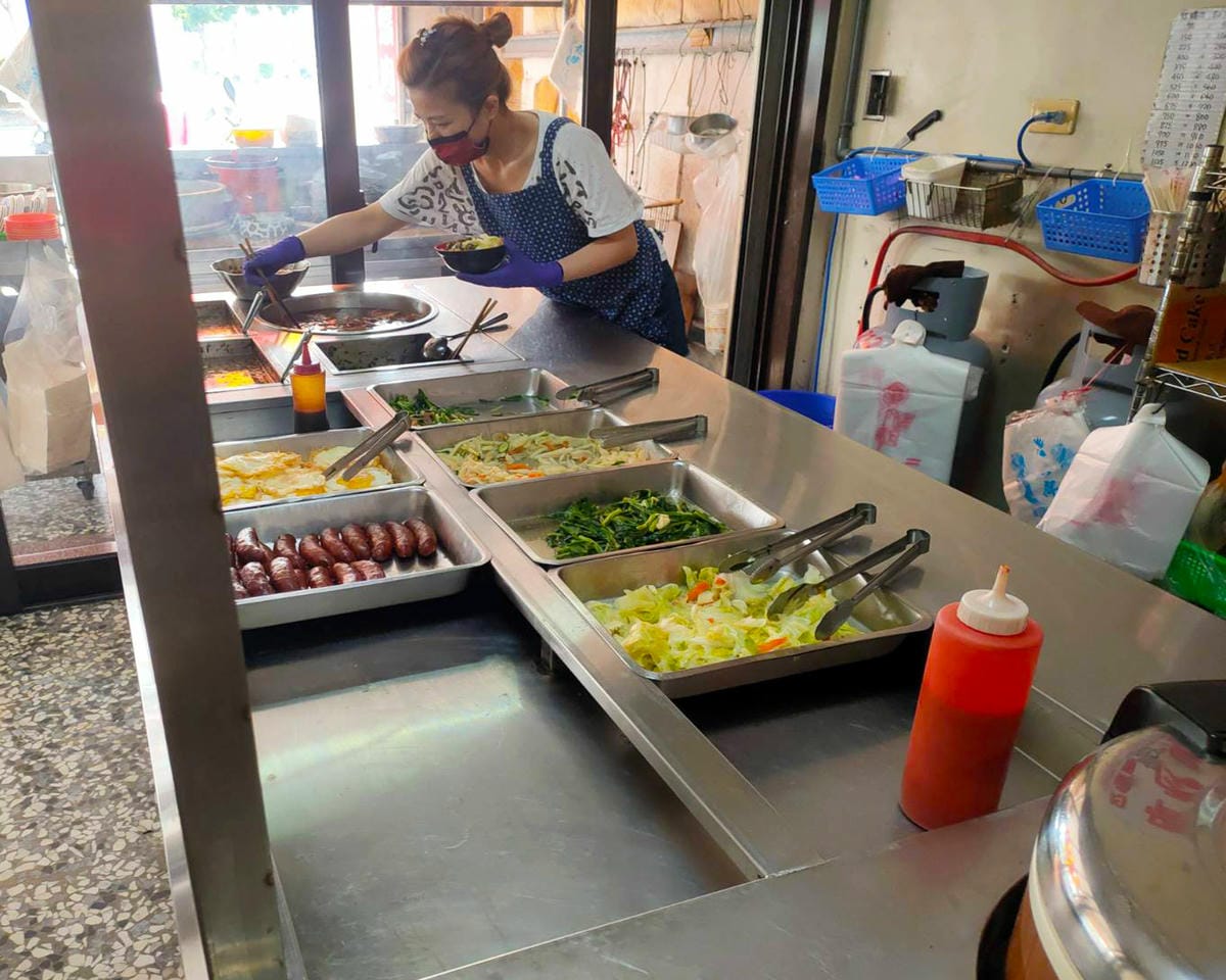 航空站爌肉飯,店內配菜,店內照