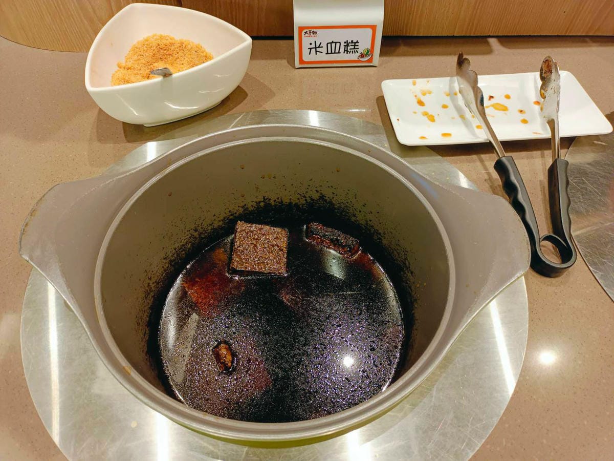 豬血糕,滿滿花生粉+香菜,大喜鍋小菜推薦 豬血糕,滿滿花生粉+香菜,大喜鍋小菜推薦