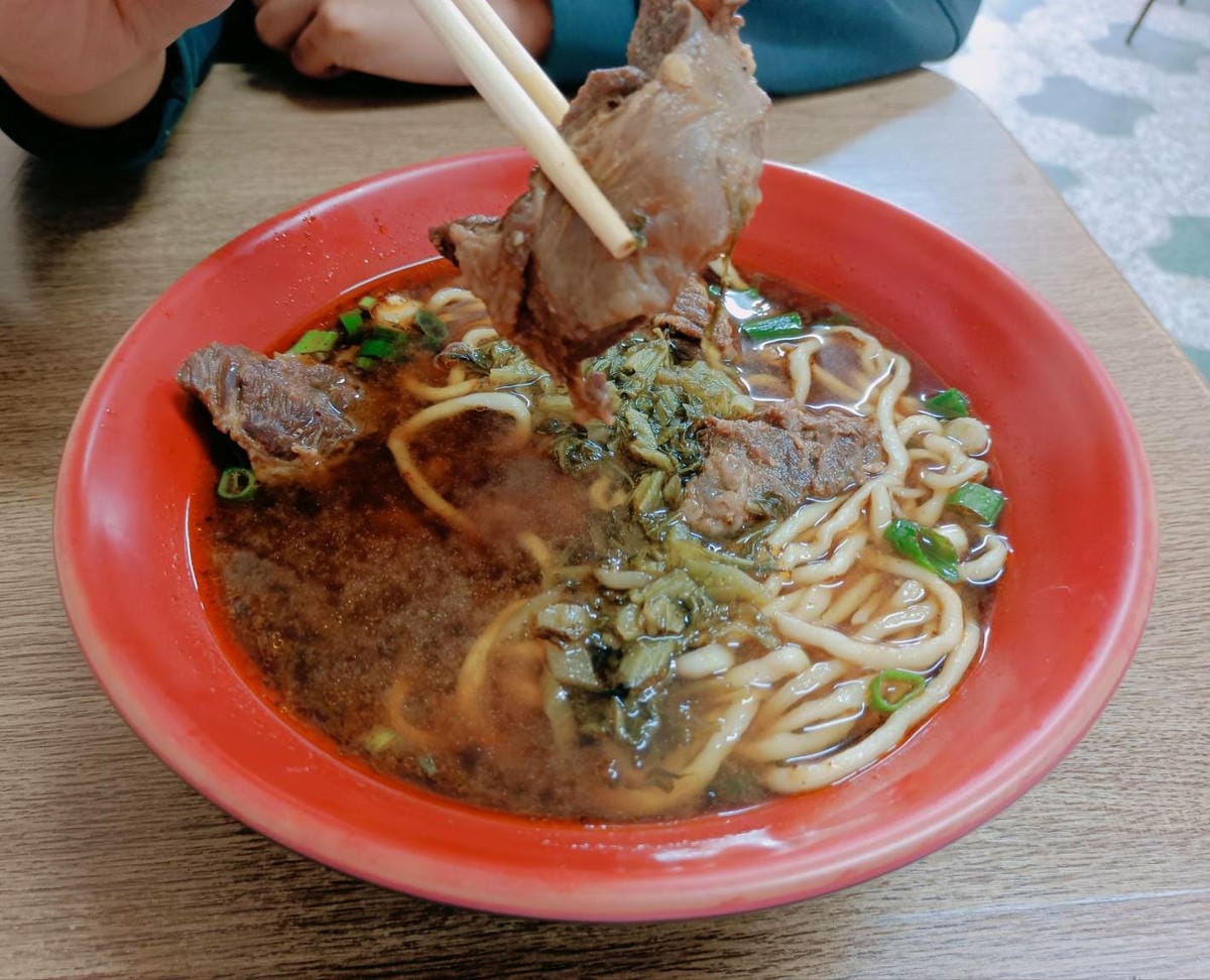 大塊牛肉不軟嫩,大湖牛肉麵介紹,牛肉麵推薦