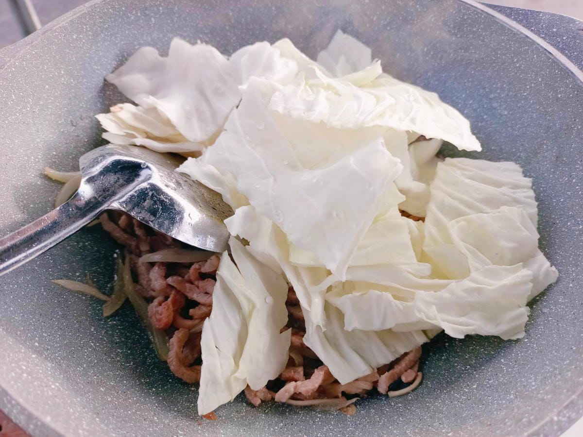 高麗菜,炒菜,油蔥麵料理步驟