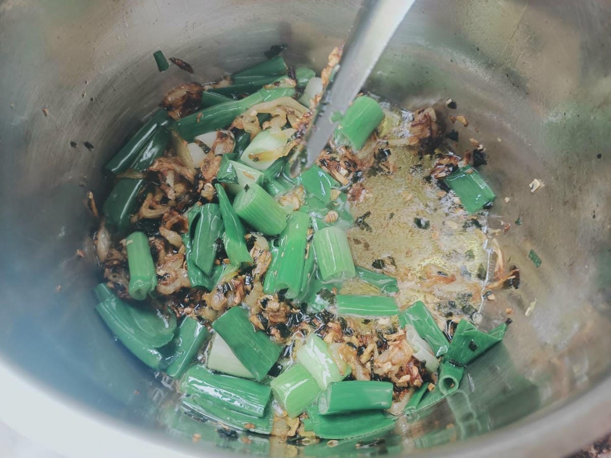 蔥白+蔥段拌炒,油蔥雞料理步驟,露營食譜 蔥白+蔥段拌炒,油蔥雞料理步驟,露營食譜