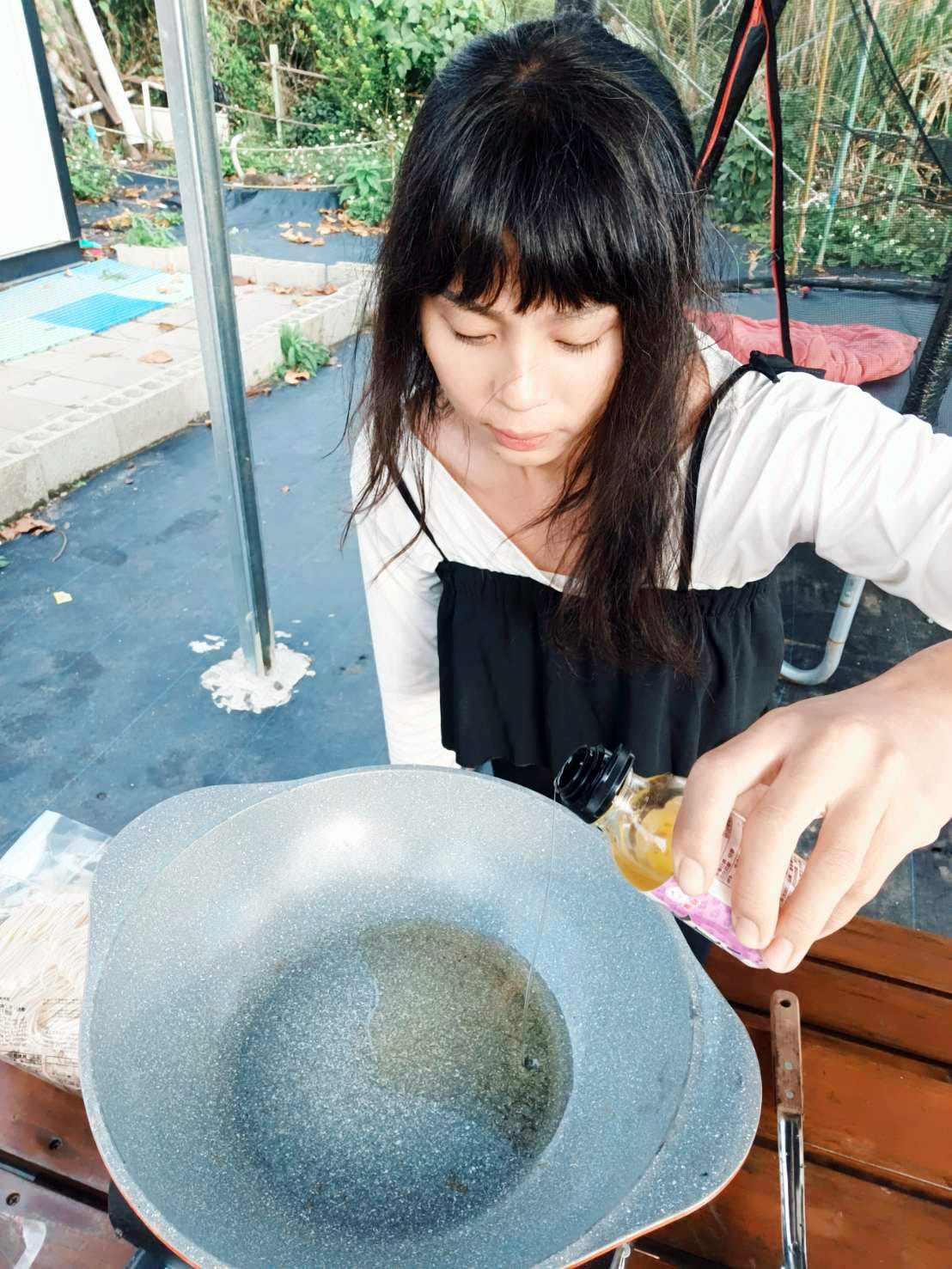 露營料理過程,油蔥麵製作,倒入風味油 露營料理過程,油蔥麵製作,倒入風味油