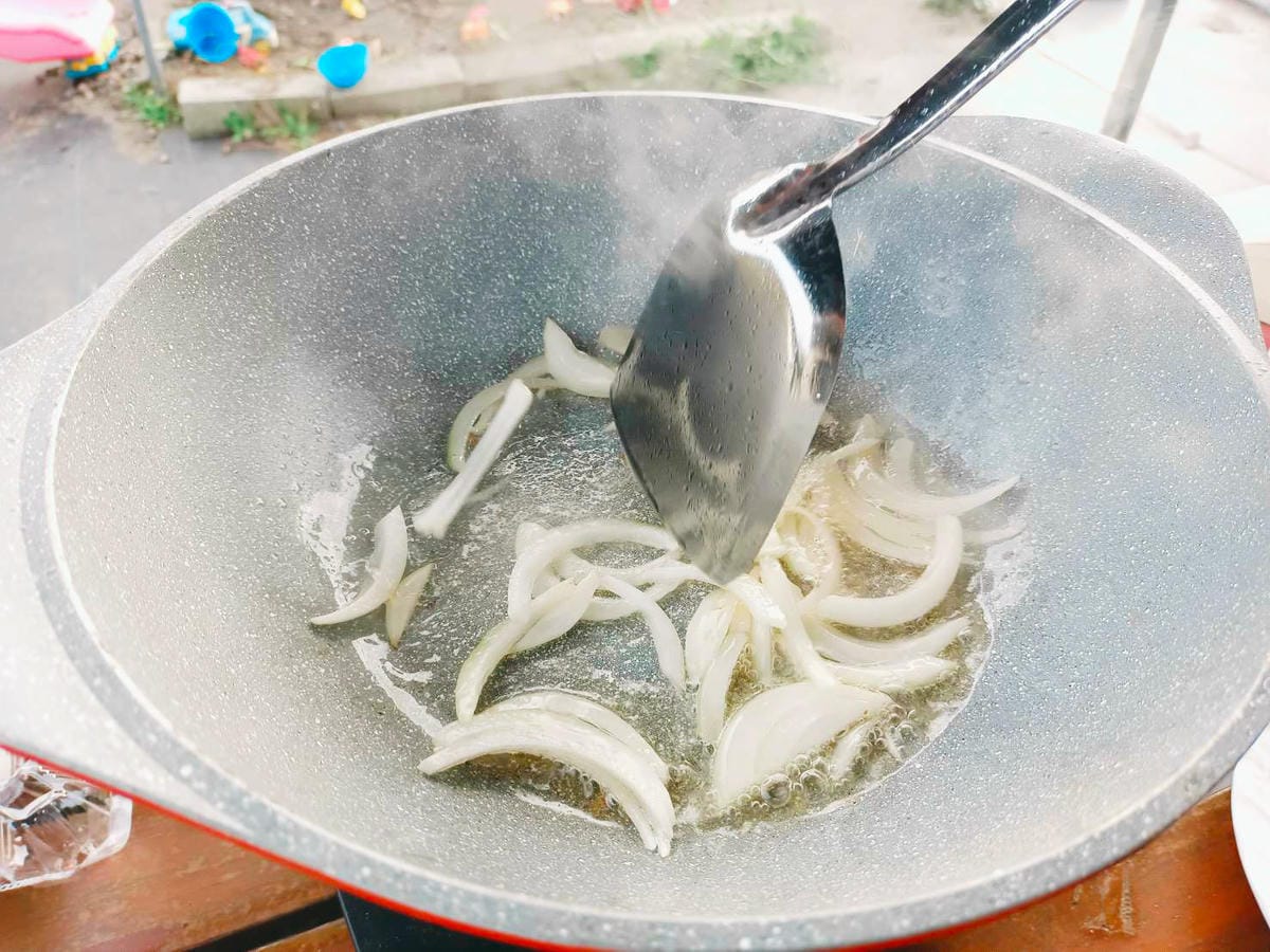 炒洋蔥,露營懶人料理,油蔥麵製作