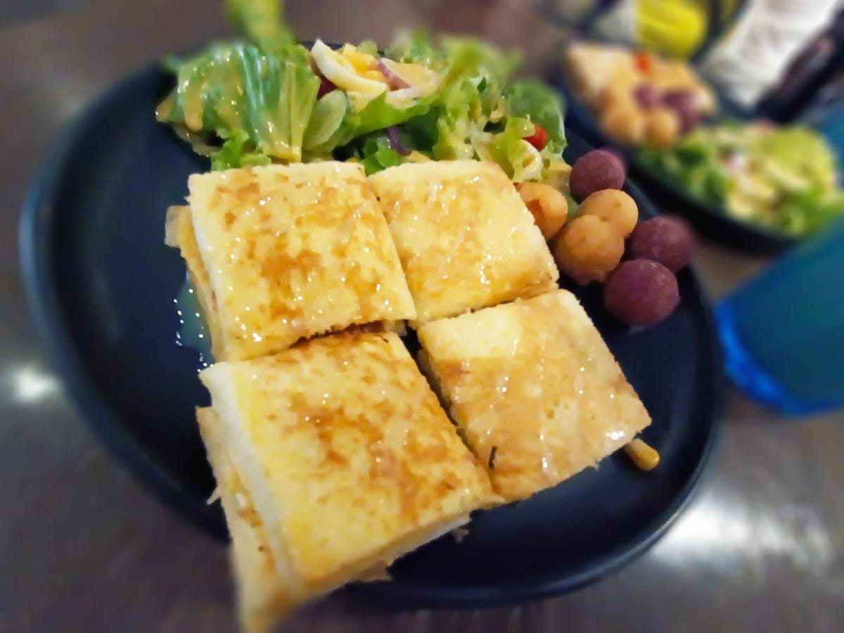 特寫,早午餐套餐,法式吐司+芋心薯球+蔬菜沙拉 特寫,早午餐套餐,法式吐司+芋心薯球+蔬菜沙拉