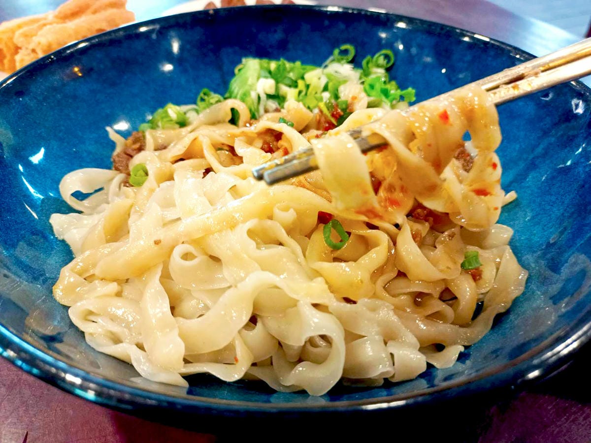 吃麵情境照,肉燥乾麵,大湖牛宮
