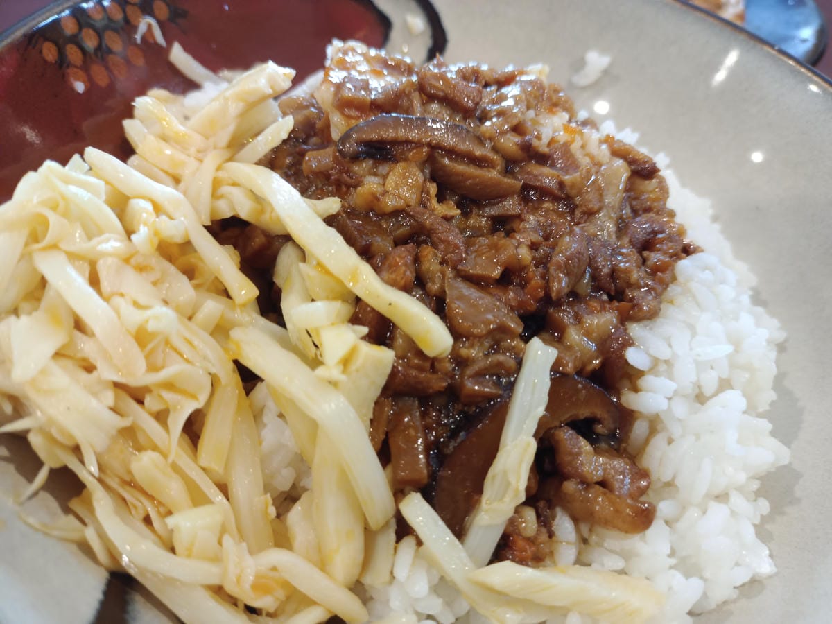 餐點特寫,香菇肉燥飯,牛宮牛肉麵