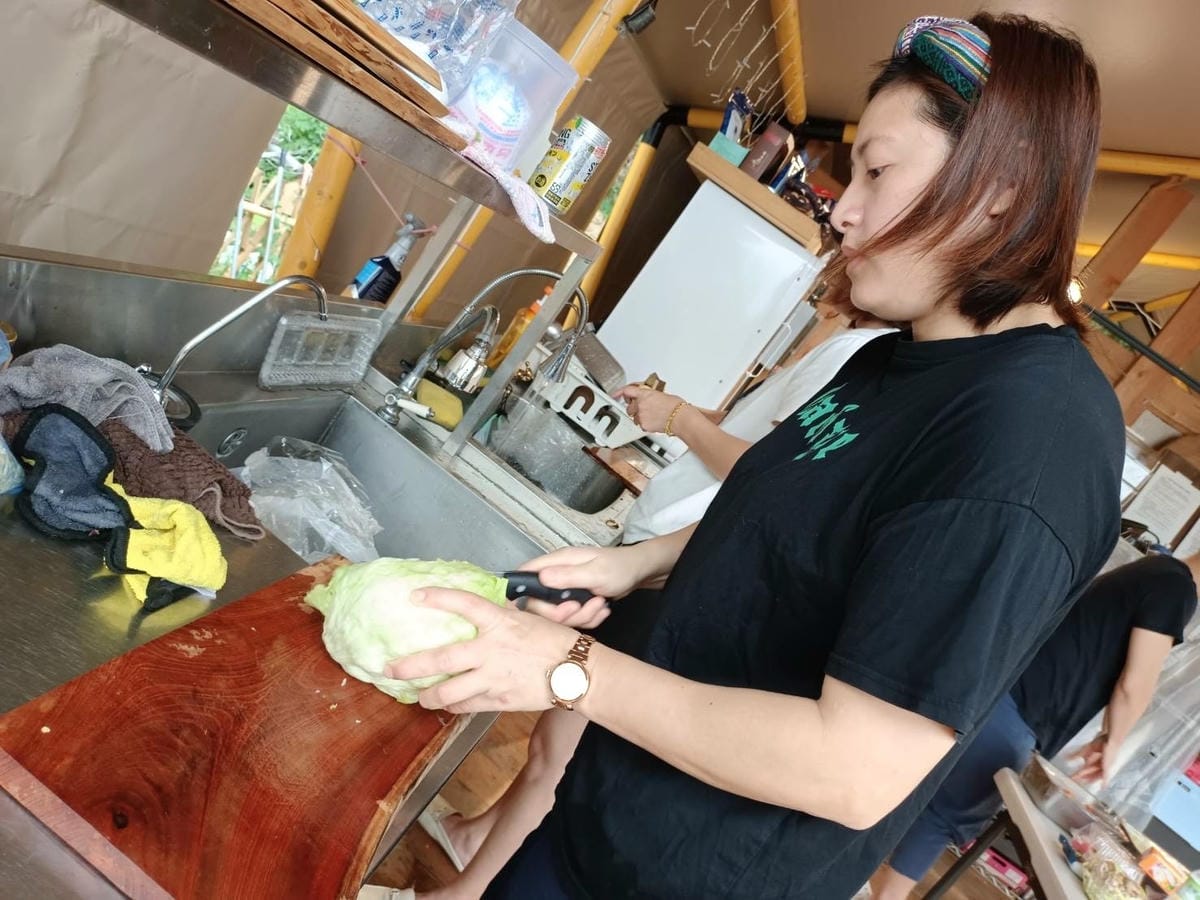 戶外餐桌準備,包區露營,山上種樹休閒農場