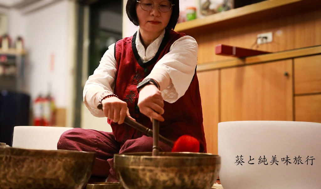【森心林團隊】2天1夜森林療癒體驗|五感體驗與自然共振的慢生活旅程 - 第7張圖 Indoor-singing-bowl-sound-healing-session-calm-atmosphere-and-deep-relaxation