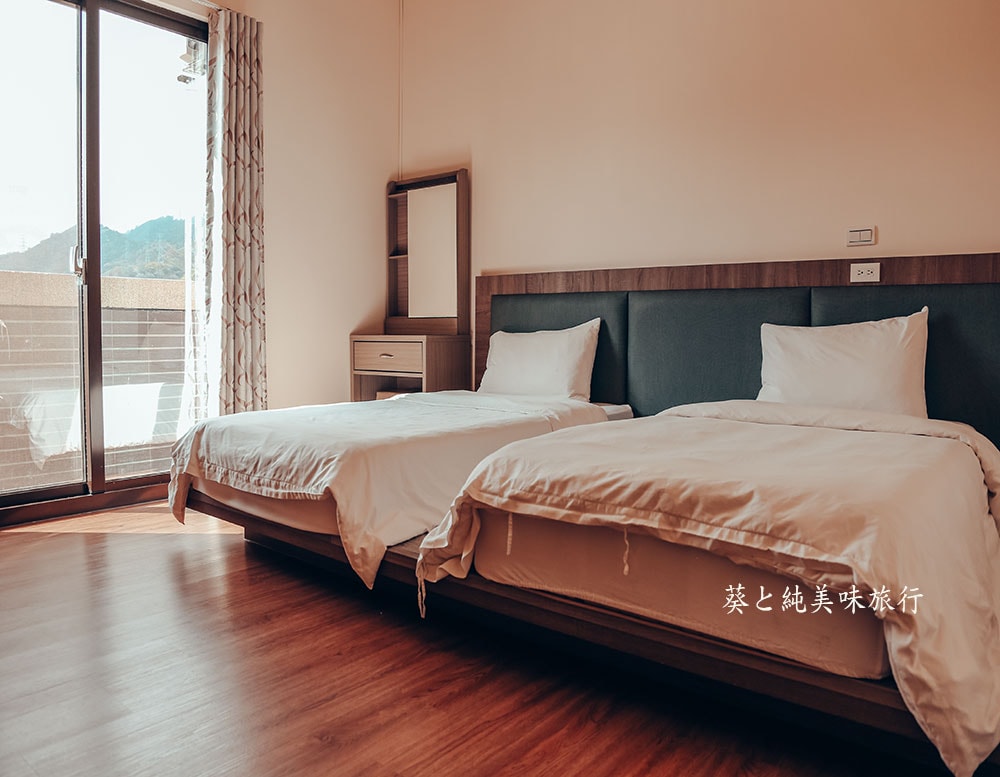 住在草莓園旁的一晚|泉銘行館,大湖住宿推薦 - 第1張圖 Double room at Quanming Guesthouse near Quanming Strawberry Farm in Dahu, Miaoli