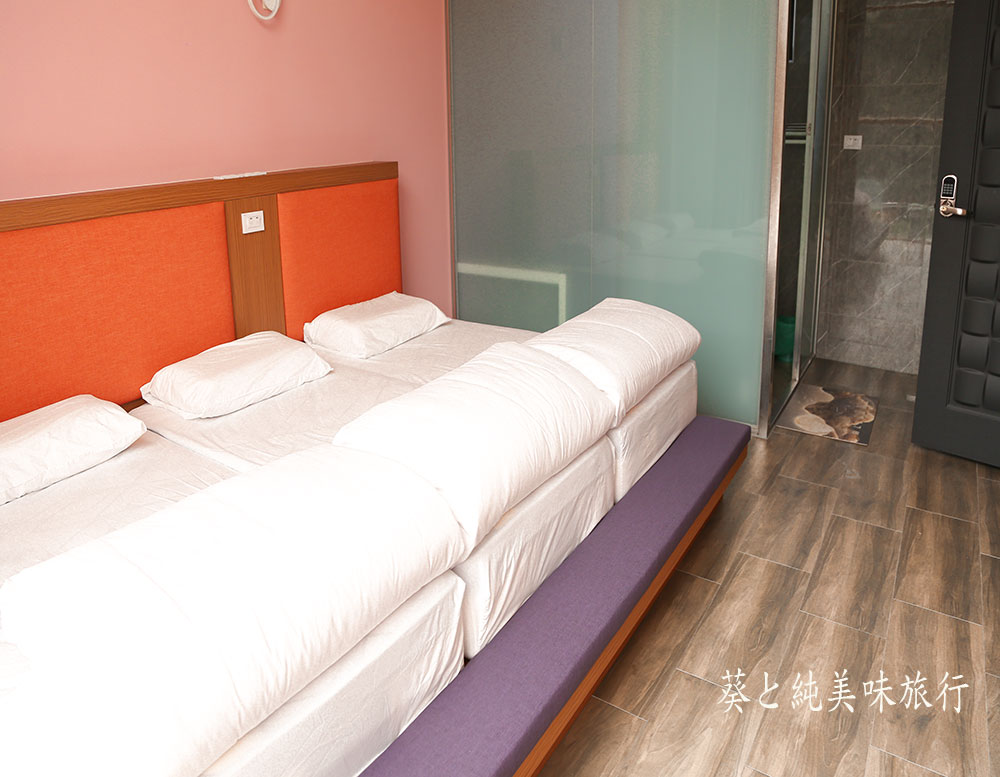 住在草莓園旁的一晚|泉銘行館,大湖住宿推薦 - 第2張圖 Triple room at Quanming Guesthouse near Quanming Strawberry Farm in Dahu, Miaoli